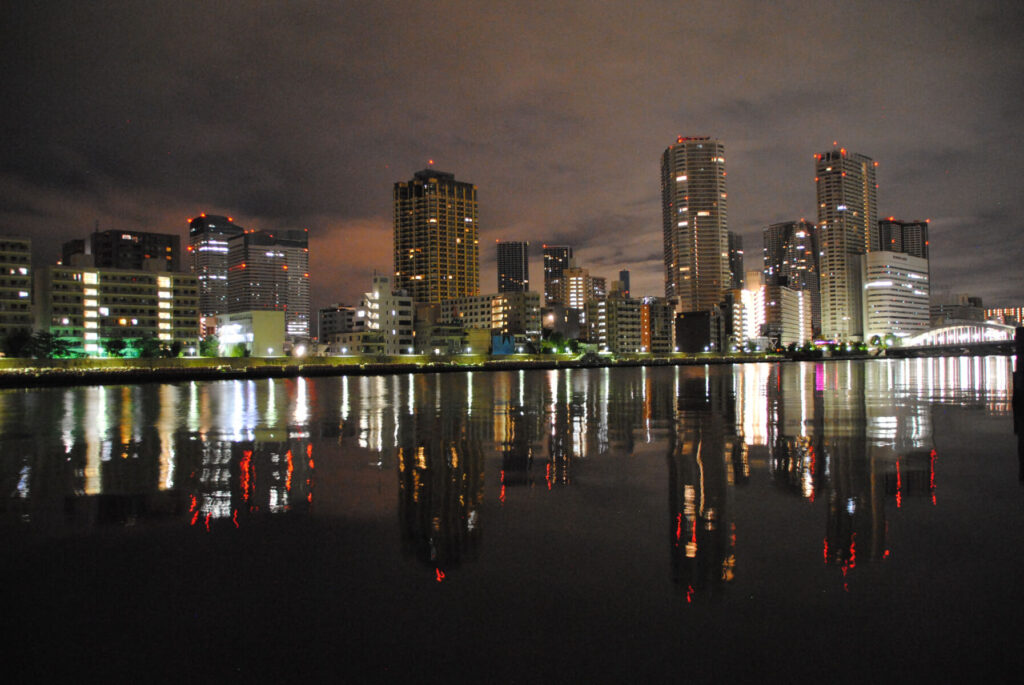 abc.Etüden September 2026 - Spiegelungen des nächtlichen Tokyo im Sumida Fluss