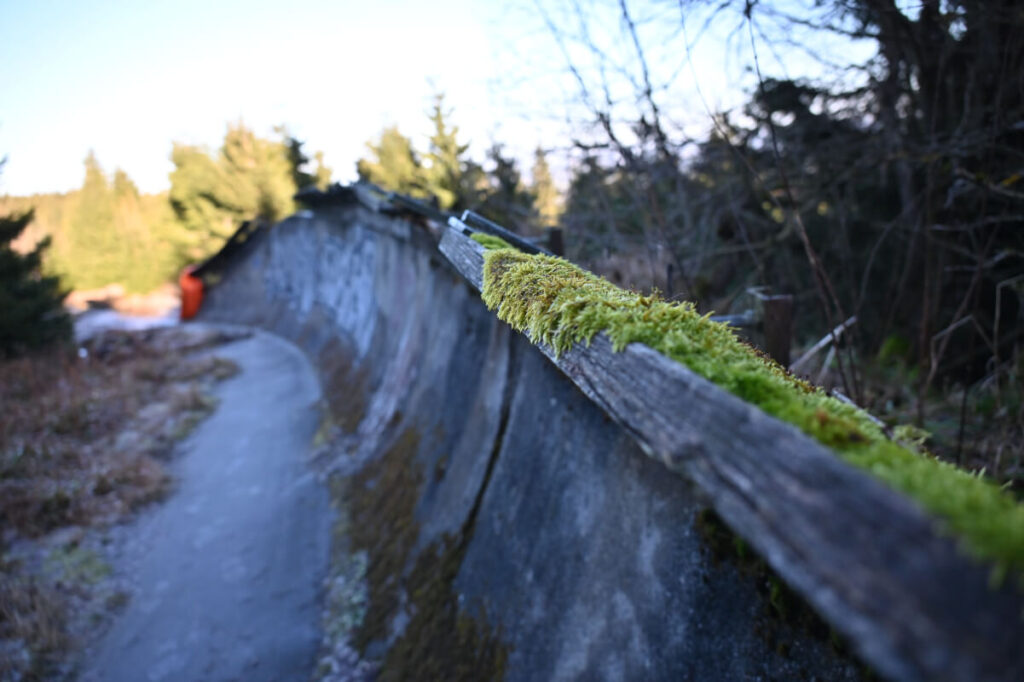 Familienurlaub in Oberwiesenthal im Erzgebirge - historische Rennrodelbahn Fichtelberg