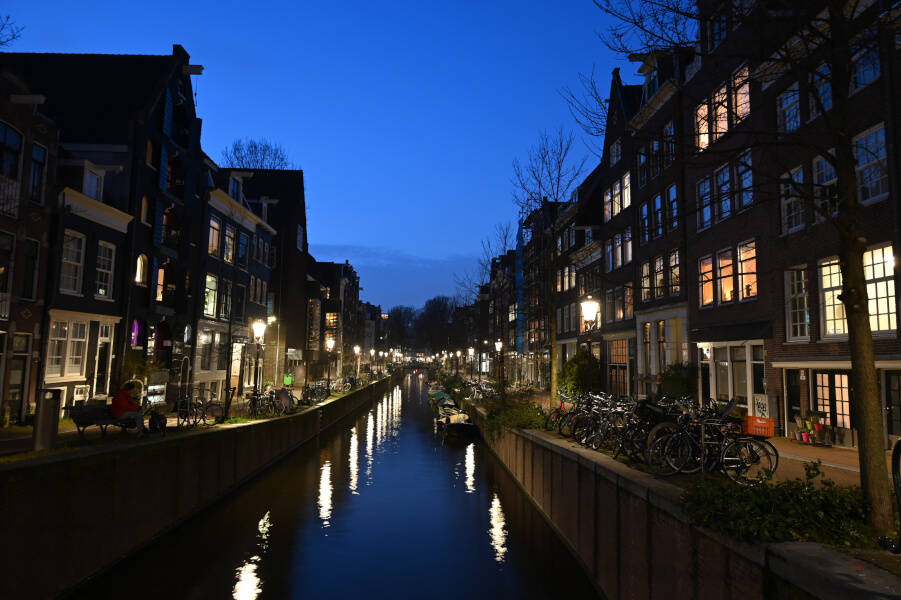 Amsterdam am Abend - 7 entspannte Ideen fürs Sightseeing nach Feierabend - ruhigere Gracht im Virtel De Wallen