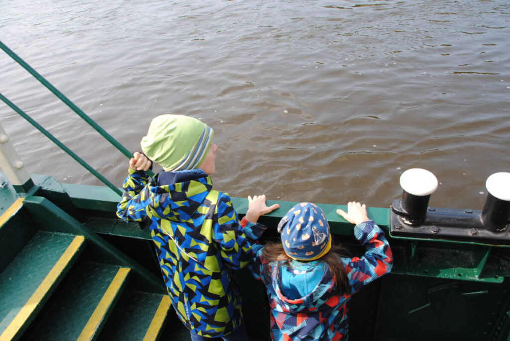 Mit Kindern zur Bastei wandern - Natur, Spaß & Abenteuer für die ganze Familie - mit der Fähre über die Elbe