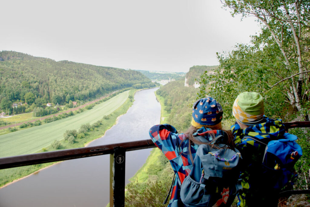 Sächsische Schweiz mit Kindern: 5 Wanderungen ohne Auto - Blick von der Bastei ins Elbtal