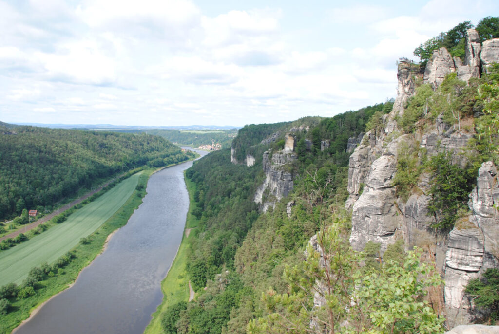 Mit Kindern zur Bastei wandern - Natur, Spaß & Abenteuer für die ganze Familie - Blick vom Aufstieg zur Bastei ins Elbetal