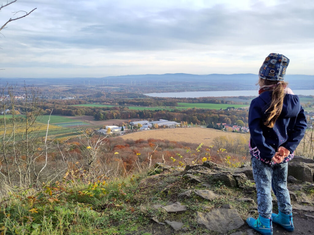 Landeskrone Görlitz mit Kindern - Ausblick von der Bismarcksäule in Richtung Berzdorfer See und Polen