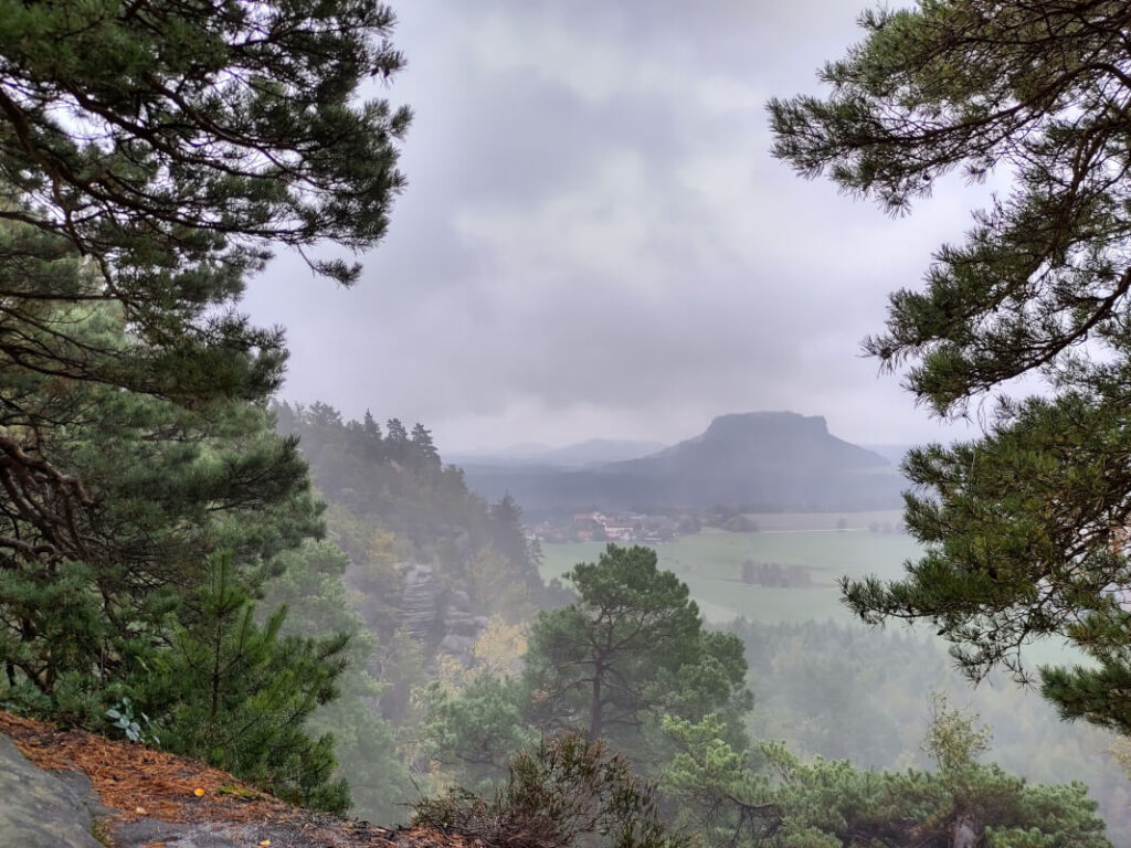 Familienwanderung in der Sächsischen Schweiz - Rauenstein und Bärensteine mit Kindern - Blick zur Festung Königsstein