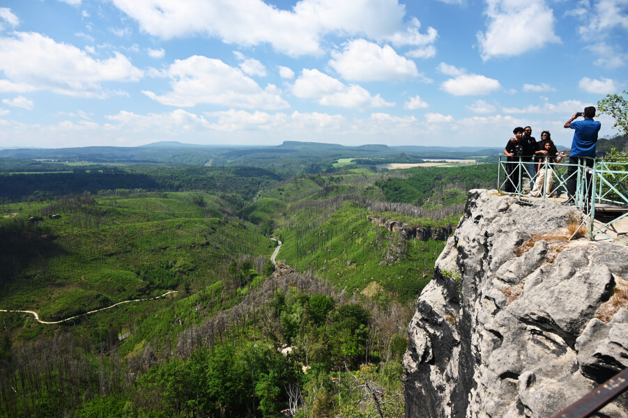 Wanderung zum Prebischtor mit Kindern - Aussichtsplattform mit weitem Blick in die Sächsische und Böhmische Schweiz
