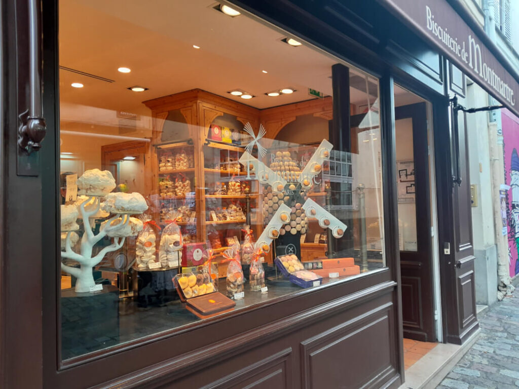 Montmartre Paris als Familie mit Kindern entdecken - charmante Bäckerei Montmartre