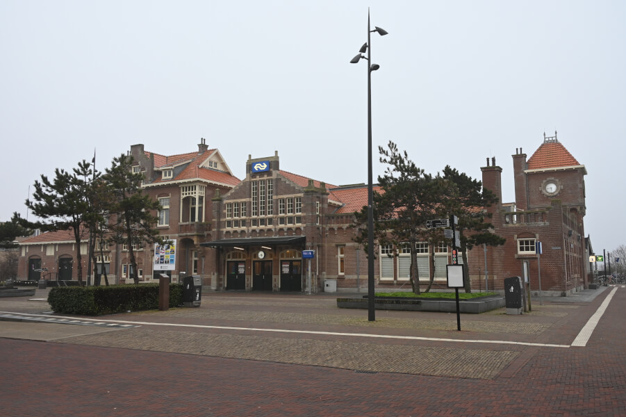 Ausflug von Amsterdam nach Zandvoort aan Zee - Bahnhofsgebäude