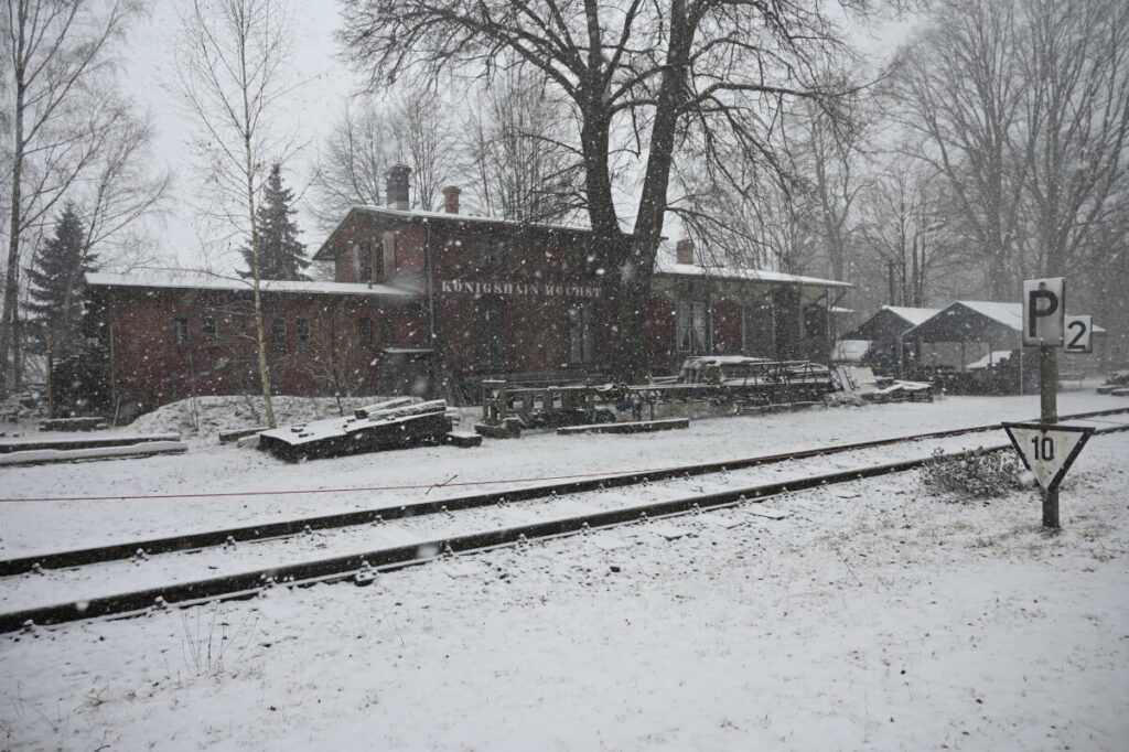 Winterwanderung Königshainer Berge mit Kindern - Bahnhof Königshain