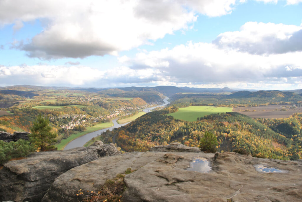 Familienwanderung auf den Lilienstein mit Kindern - Blick in die Sächsische Schweiz Richtung Bad Schandau und Tschechien
