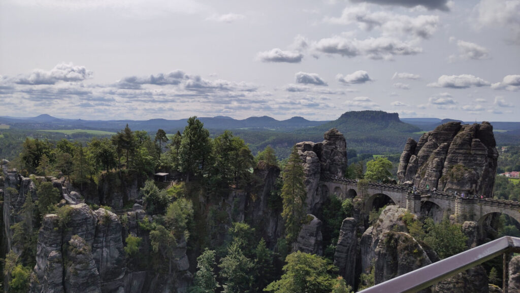 Mit Kindern zur Bastei wandern - Natur, Spaß & Abenteuer für die ganze Familie - Blick zur berühmten Basteibrücke