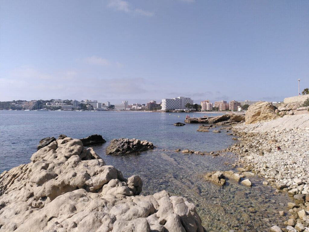 Familienurlaub auf Mallorca - Blick auf den familienfreundlichen Strand von Palmanova