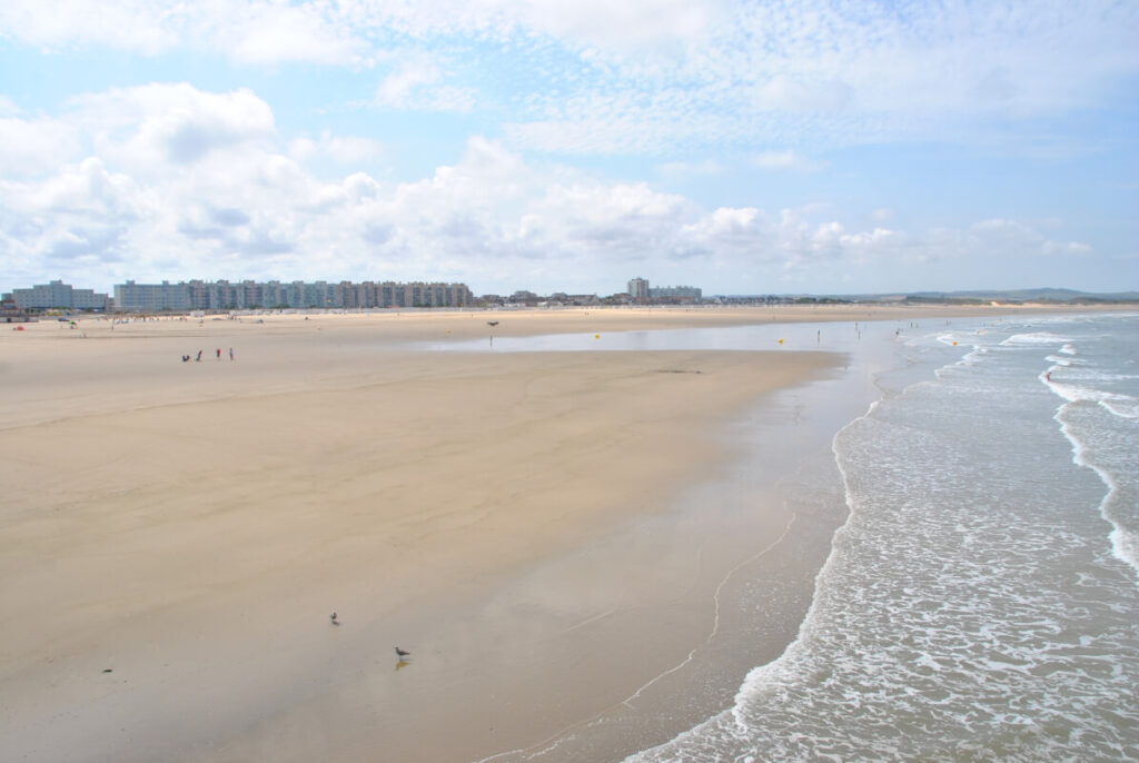 Meine Kraftorte – und warum sie alle von Stille erzählen - extrem breiter Strand bei Ebbe in Calais - bester Spielplatz mit Kindern