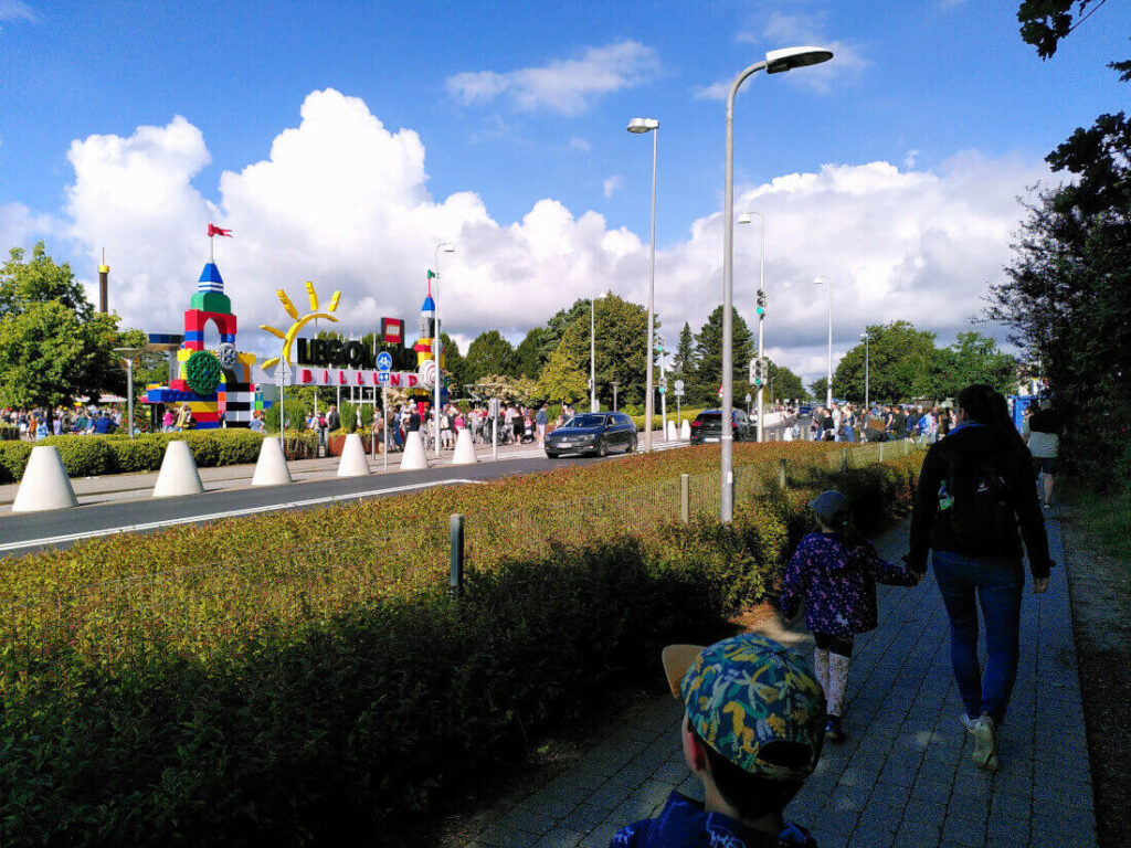 Ostjütland mit Kindern - Familienurlaub zwischen Aarhus, Hou und Legoland Billund - Eingang zum Legoland Billund