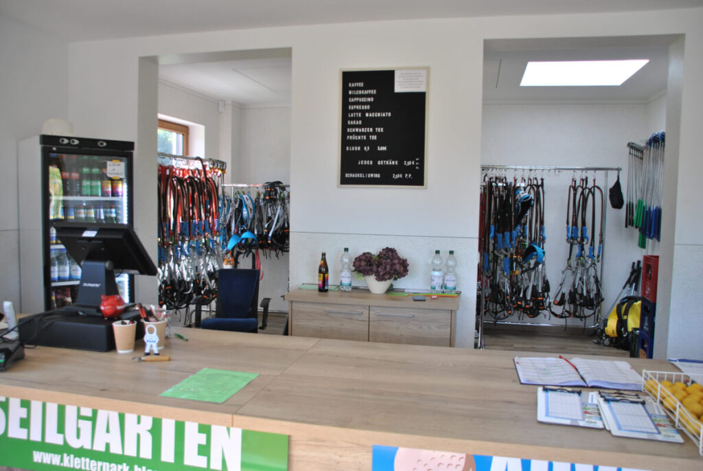 Familienabenteuer in Görlitz - Minigolf & Hochseilgarten am Berzdorfer See - Ausgabe der Spielutensilien / der Kletterausrüstung