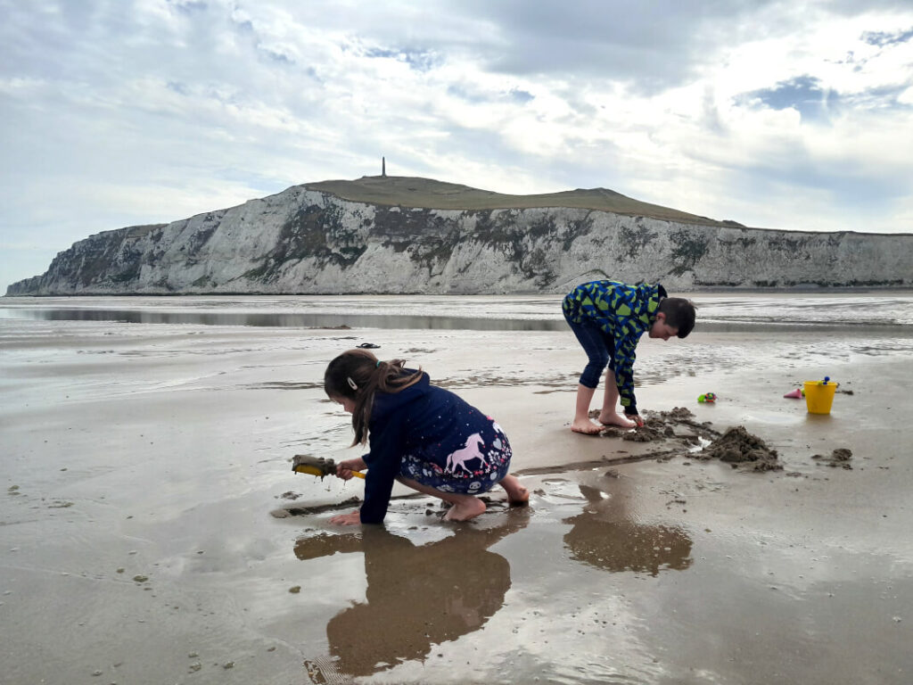 Urlaub mit Kindern in Nordfrankreich an der Opalküste - spielen am Cap Blanc Nez bei Escalles