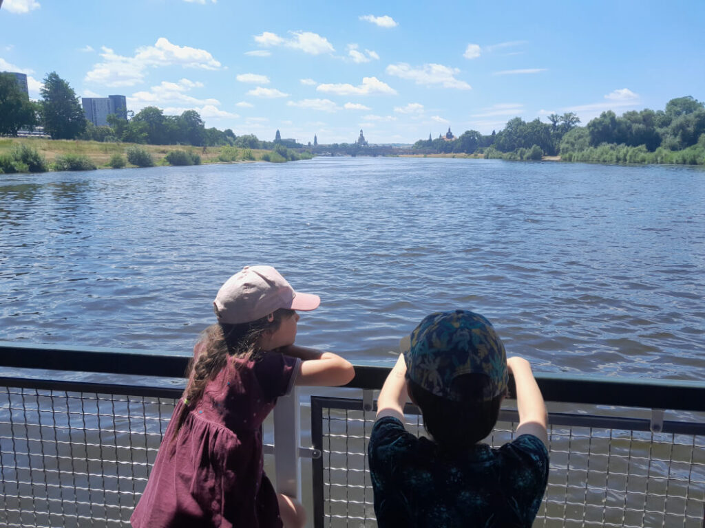 18 Orte, 18 Jahre und unsere Geschichte - In Dresden auf der Johannstädter Fähre mit Blick auf die Altstadt