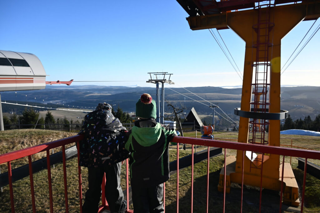 Oberwiesenthal mit Kindern - Familienurlaub in Oberwiesenthal im Erzgebirge - weiter Blick übers Erzgebirge vom Fichtelberg