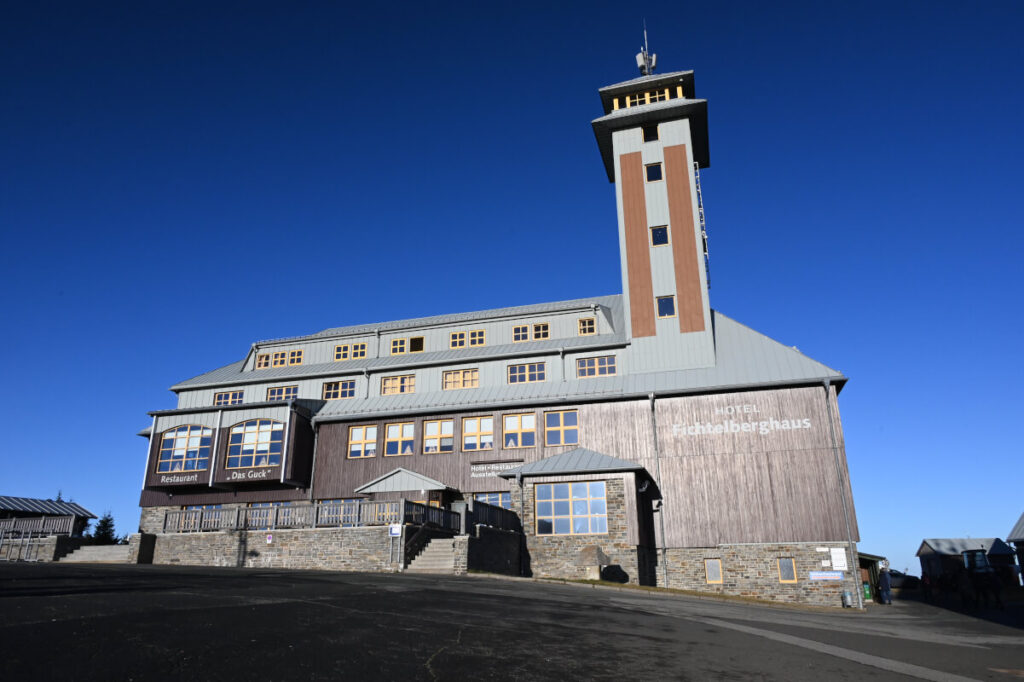 Familienurlaub in Oberwiesenthal im Erzgebirge - Fichtelberghaus ist Hotel, Restaurant und Aussichtturm in einem