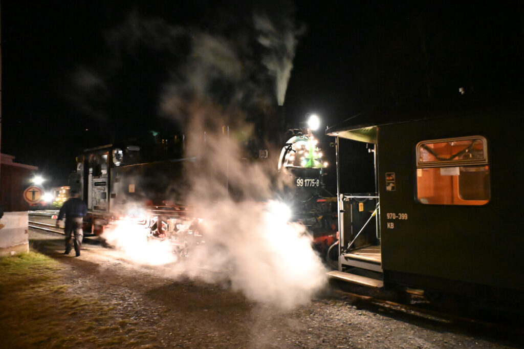 Familienurlaub in Oberwiesenthal im Erzgebirge - Fichtelbergbahn durchs dunkle Erzgebirge ist vor allem zur Weihnachtszeit ein besonderes Erlebnis