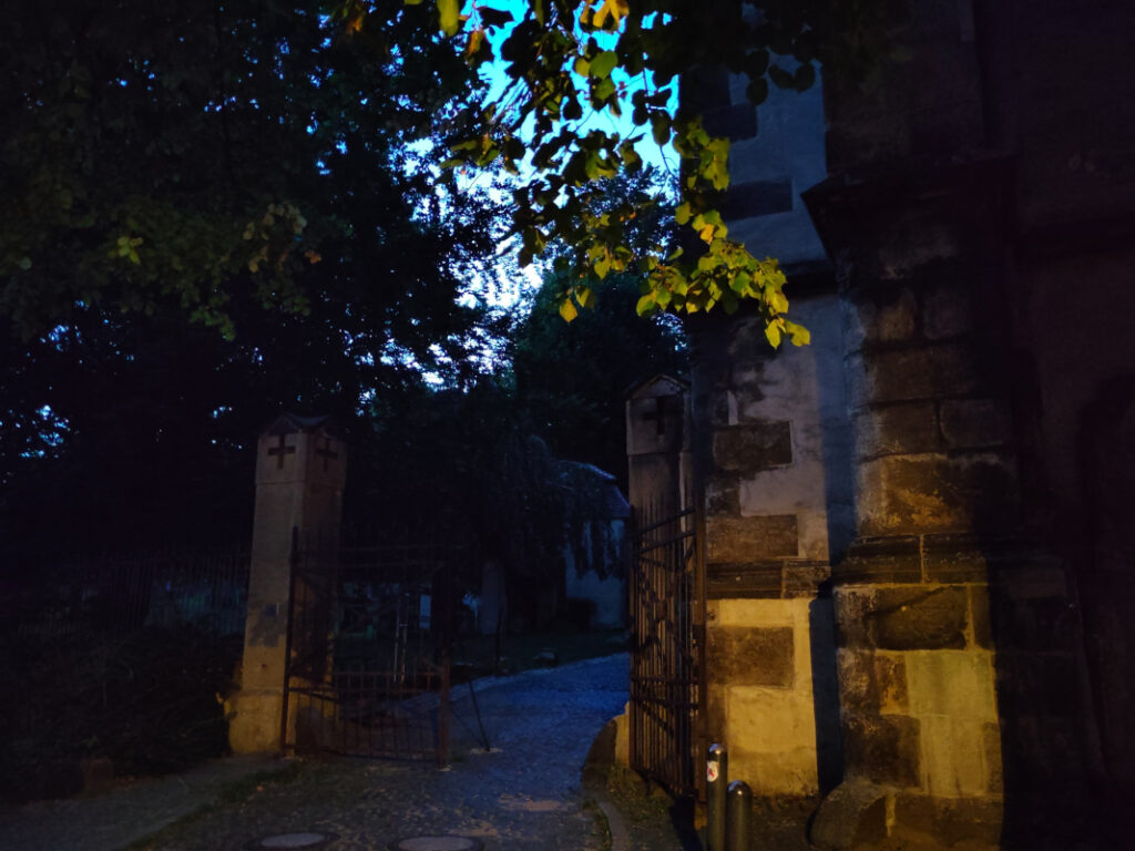 gruselige Sagen in Görlitz Abenteuer für Kinder und Familien - Sage von der Linde auf dem Friedhof Eingang Nikolaifriedhof
