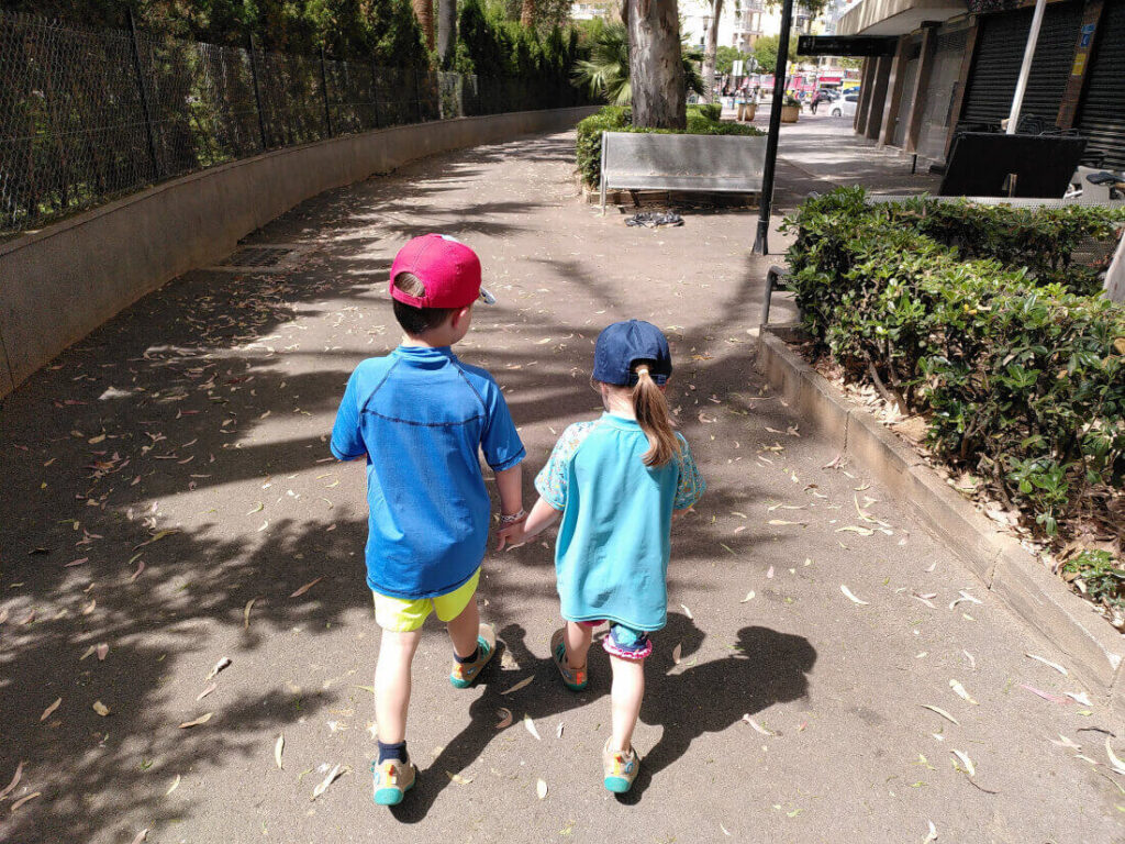 Familienurlaub auf Mallorca - Hand in Hand durch Palmanova