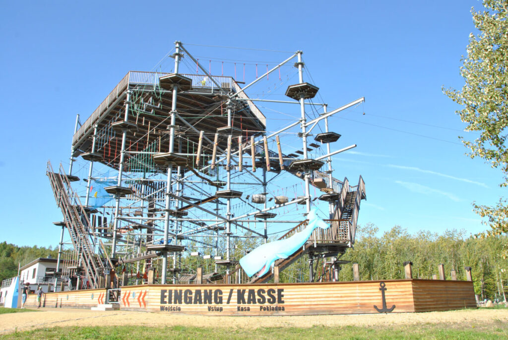 Familienabenteuer in Görlitz - Minigolf & Hochseilgarten am Berzdorfer See - Eingang vom PArkplatz aus