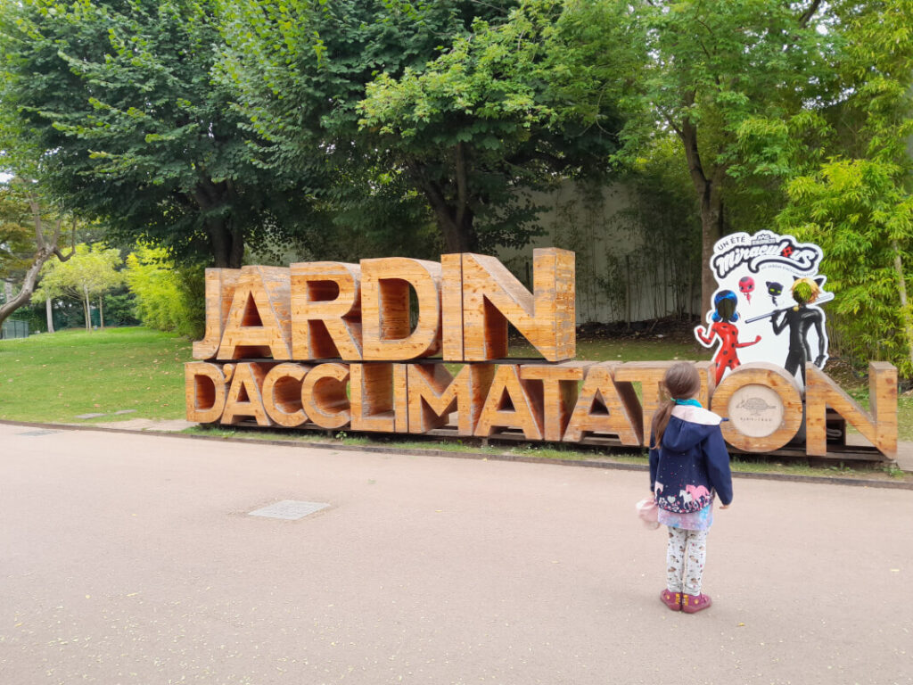 Jardin d'Acclimatation mit Kindern entdecken - großer Schriftzug am Eingang