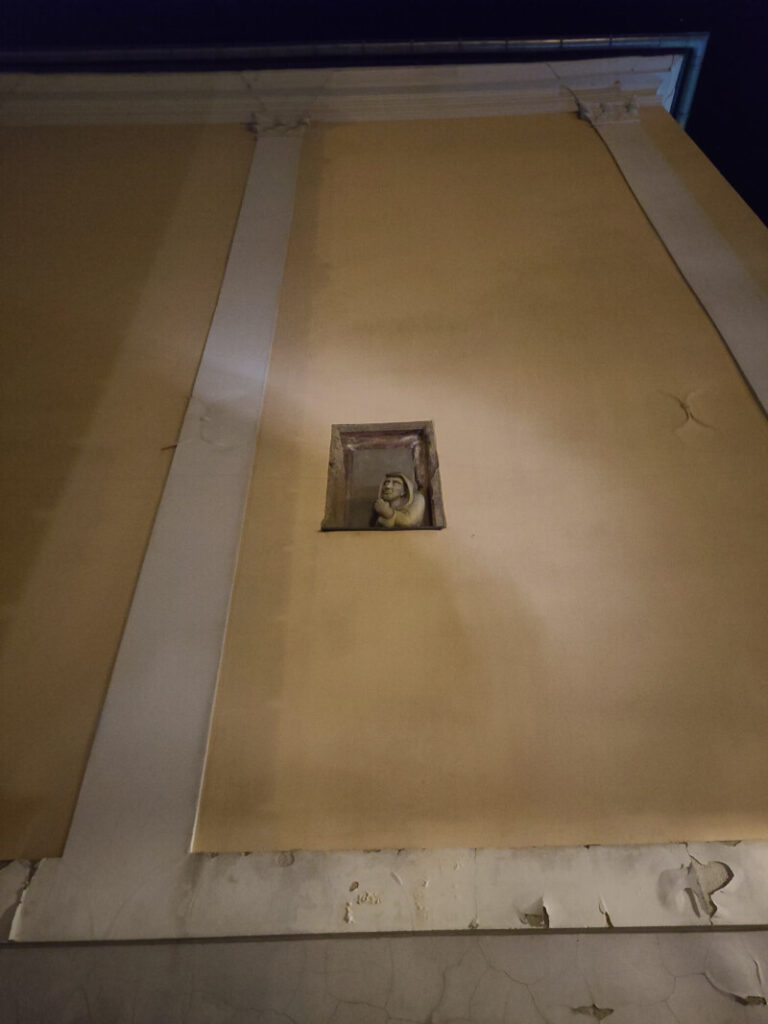 gruselige Sagen in Görlitz Abenteuer für Kinder und Familien - Relief des Mönchs in der Fleischerstraße