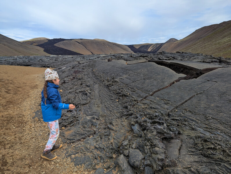 Reykjanes mit Kindern erkunden - Islands spannende Lavahalbinsel im Südwesten - erkaltete Lavaformation von nahem Begutachten