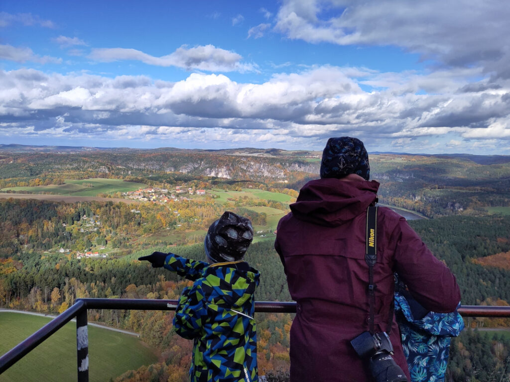 KI im Familienreiseblog - wie viel Persönlichkeit steckt (noch) im Text? - Ausblick vom Lilienstein sächsische Schweiz