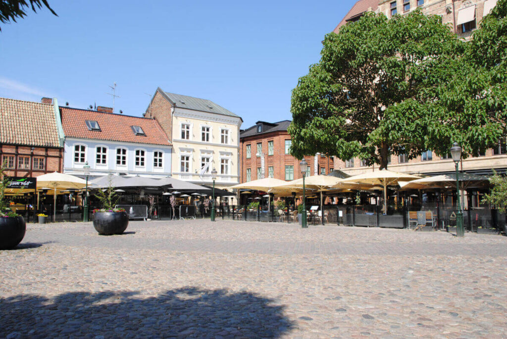 Stadtrundgang Malmö mit Kindern - auf dem Lilla Torg eine alte Telefonzelle entdecken