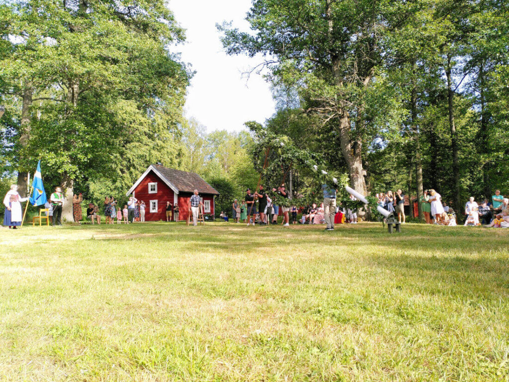 Midsommarfest in Södra Vi im Småland mit Kindern erleben