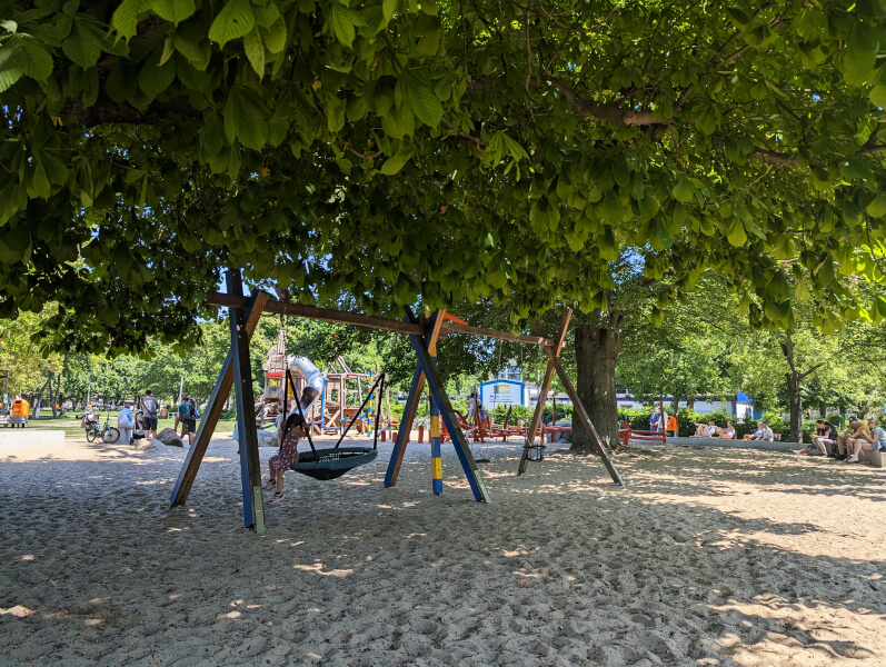Pfingsten in Berlin mit Kindern zum verlängerten Wochenende - Spielen im Schatten und Pause im Monbijoupark