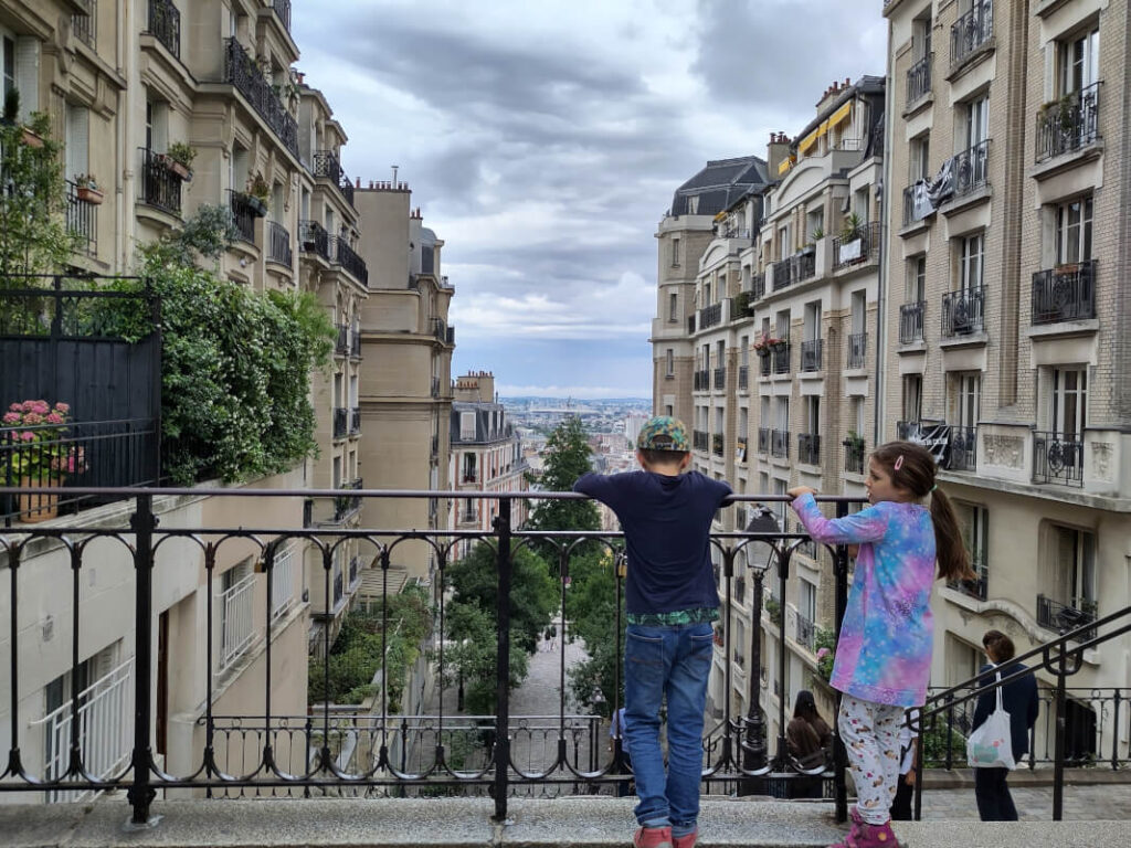 Montmartre Paris als Familie mit Kindern entdecken - viele Treppen und kleine Straßen