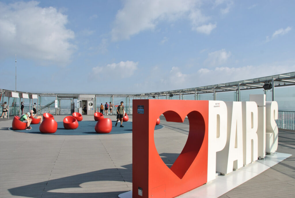 Paris mit Kindern – Tipps für euren Familienurlaub - Paris Schriftzug auf dem Tour Montparnasse