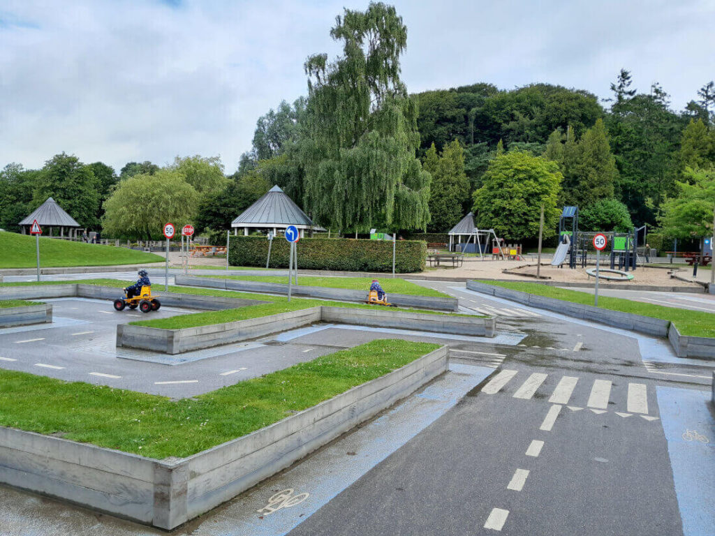 Familienurlaub in Dänemark mit Kindern - Stadtpark Kolding mit riesengroßem Spielplatz