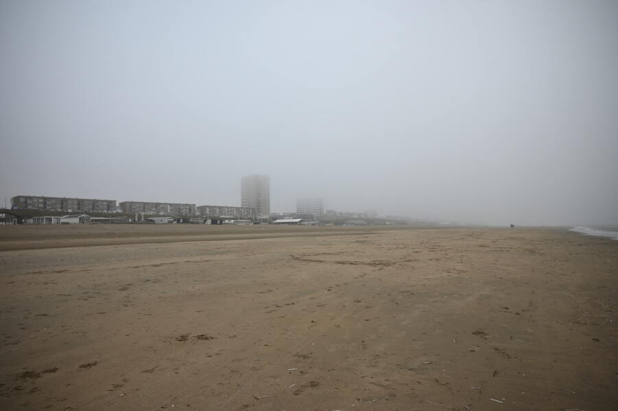 Ausflug von Amsterdam nach Zandvoort aan Zee - Strand im Nebel