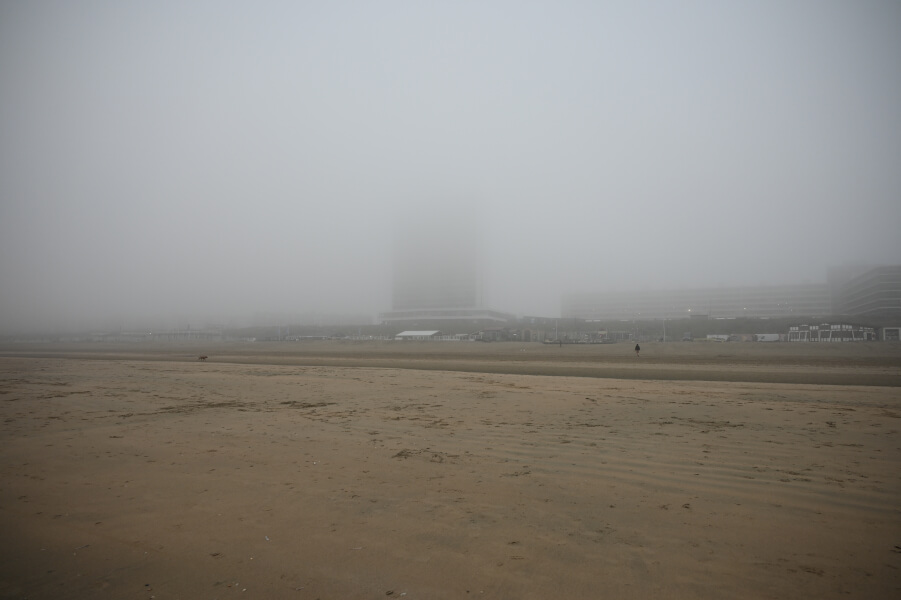 Ausflug von Amsterdam nach Zandvoort aan Zee - Strand im Nebel
