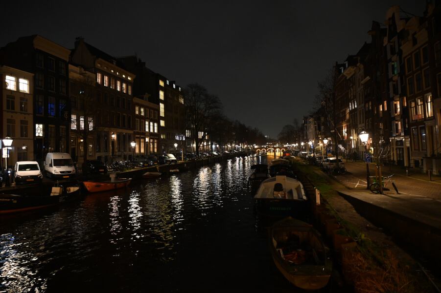 Amsterdam am Abend - 7 entspannte Ideen fürs Sightseeing nach Feierabend - Gracht bei Dunkelheit in der Nähe vom Anne Frank Haus
