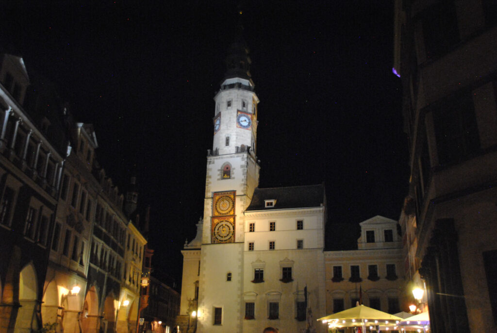 gruselige Sagen in Görlitz Abenteuer für Kinder und Familien - Blick vom Untermarkt auf den Rathausturm Görlitz