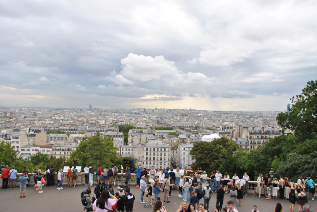 Montmartre Paris als Familie mit Kindern entdecken - Blick auf Paris