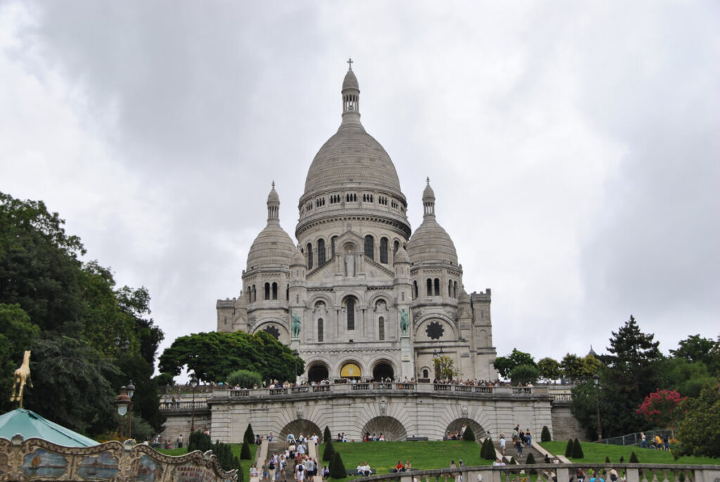 Montmartre Paris als Familie mit Kindern entdecken - Komplettansicht Sacré Coeur mit Wiesen zum Picknicken