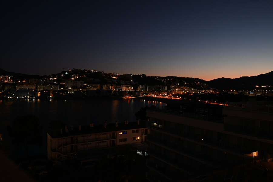 Mallorca mit Kindern im April - Osterferien in der Sonne - Blick vom Hotelfenster zum Sonnenaufgang hinter den Bergen der Serra de Tramuntana