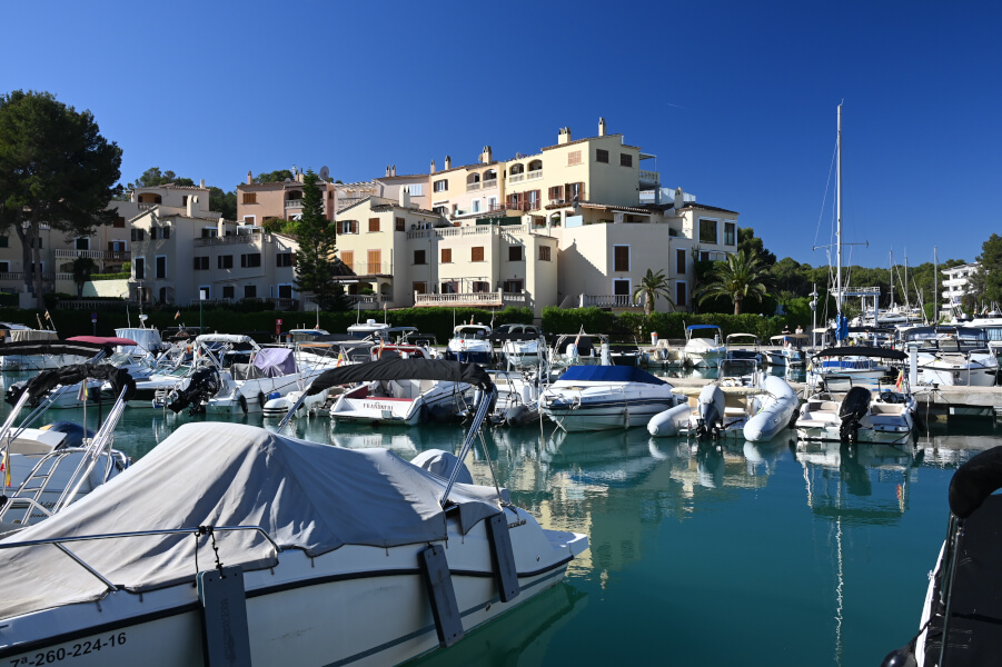 Mallorca mit Kindern im April - Osterferien in der Sonne - Hafen in Santa Ponsa