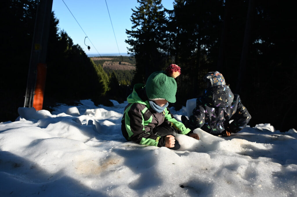 Familienurlaub in Oberwiesenthal im Erzgebirge - Schneereste am Fichtelberg
