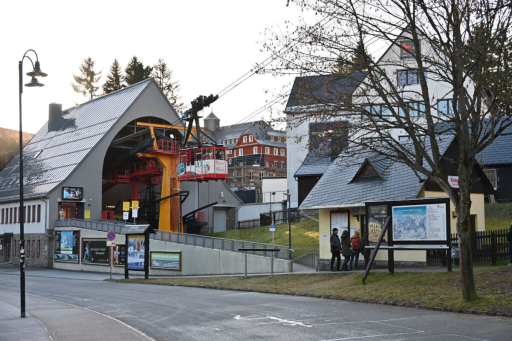 Familienurlaub in Oberwiesenthal im Erzgebirge - Schwebebahn auf den Fichtelberg Talstation