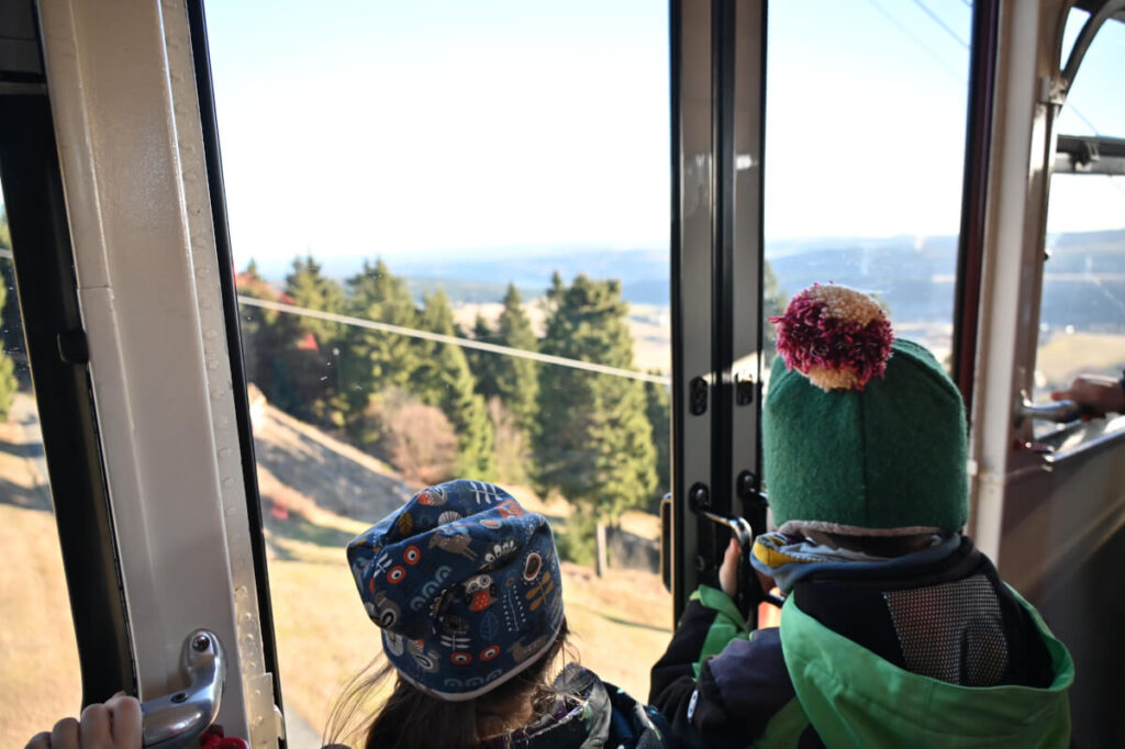 Familienurlaub in Oberwiesenthal im Erzgebirge - in der Schwebebahn auf den Fichtelberg