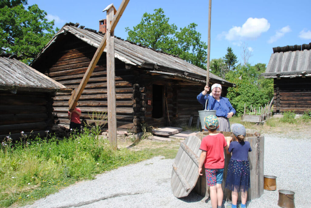Familienurlaub in Stockholm - Ausflug Skansen - Wasser aus einem Brunnen schöpfen