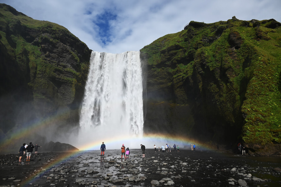 Urlaub in Island mit Kindern - 10 unvergessliche Lieblingsmomente - Skogafoss mit 2 Regenbögen im strahlenden Sonnenschein