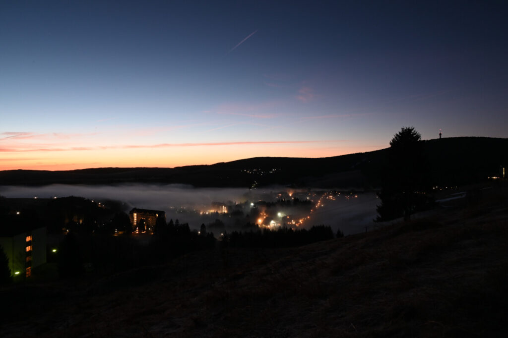 Familienurlaub in Oberwiesenthal im Erzgebirge - Sonnenaufgang mit Nebel im Tal